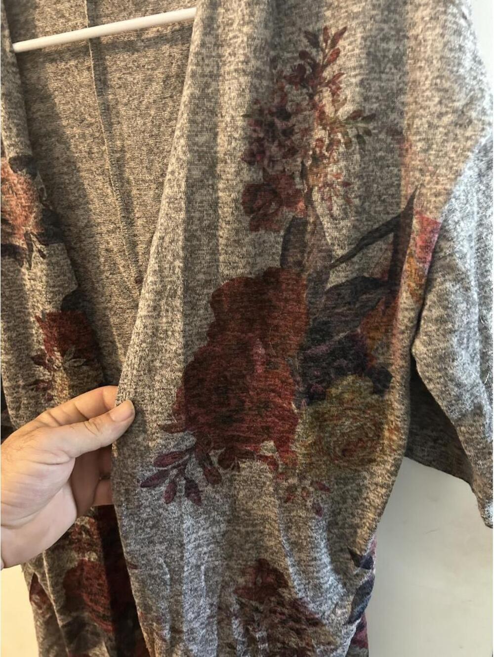 Live in the Moment Gray floral cardigan size L - Picture 3 of 7